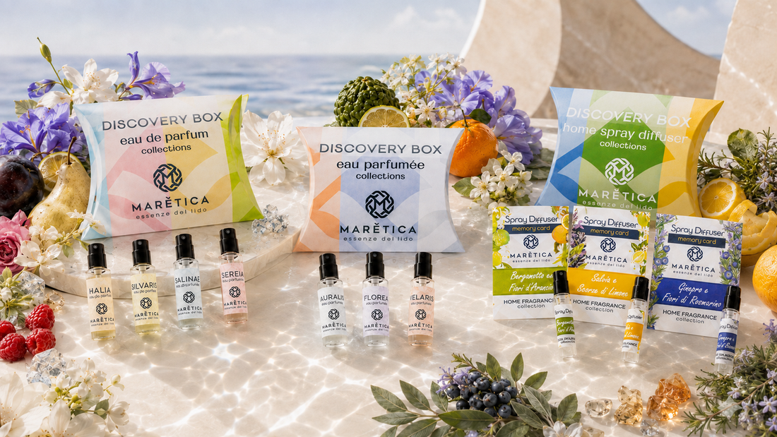 Conosci le tre Discovery Box MARÈTICA: quattro eau de parfum, tre eau parfumée e tre profumi ambiente con card e campioncini da provare con metodo.